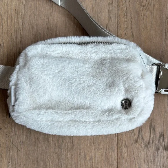 NWOT Lululemon Everywhere Belt Bag Plush Fleece Bone Silver - Picture 1 of 8
